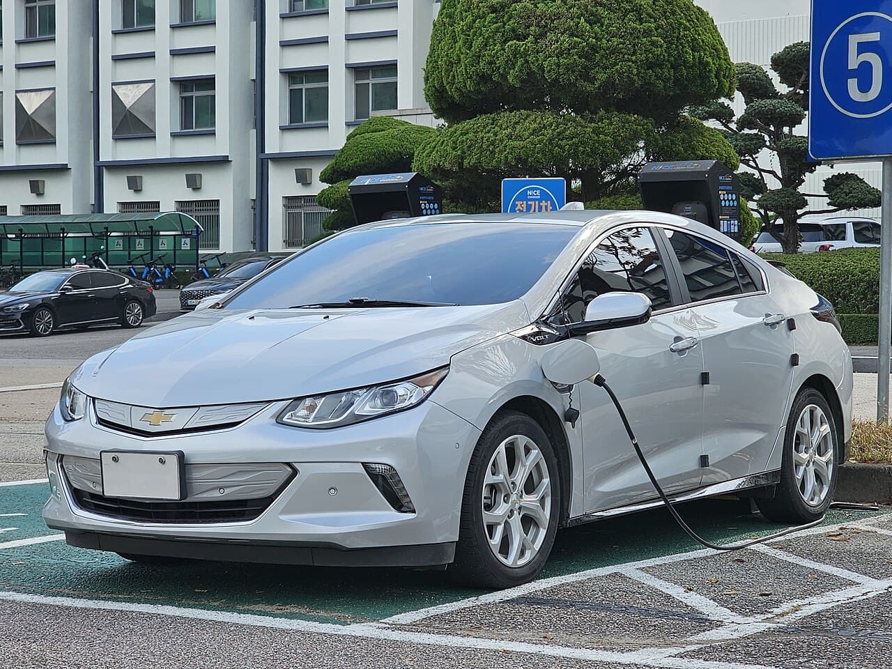 2011 Chevrolet Volt — Extended-Range Electric